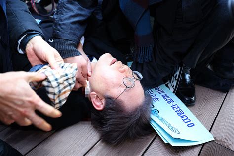 South Korean opposition leader Lee Jae-myung has been attacked and injured by an unidentified man, officials say